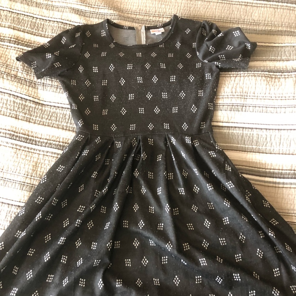 Dark Gray and Cream Amelia